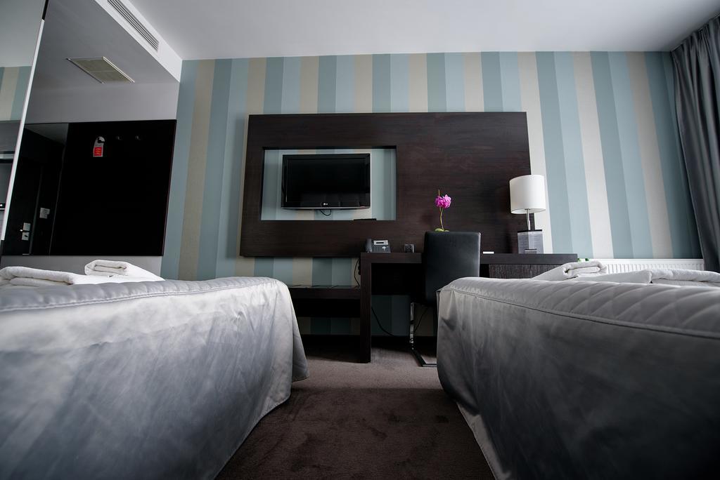 Hotel Grafit Kostomloty Pierwsze Экстерьер фото
