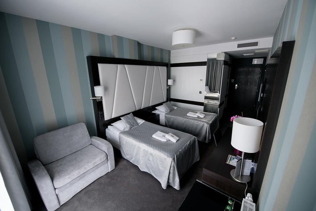 Hotel Grafit Kostomloty Pierwsze Экстерьер фото